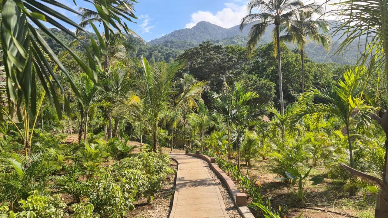 Senda Watapuy Hotel El Zaino Exterior photo The path leading to the temple